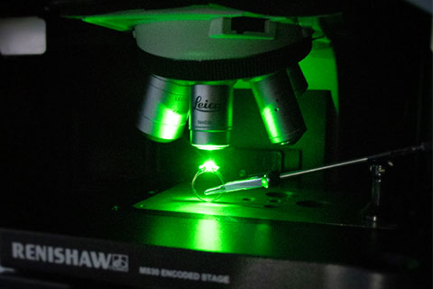inVia konfokal Raman mikroskobu değerli bir taşı analiz ediyor