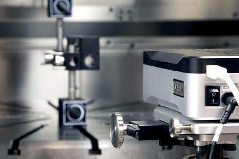 Interferômetro laser e óptica XL-80 realizando um teste em uma máquina